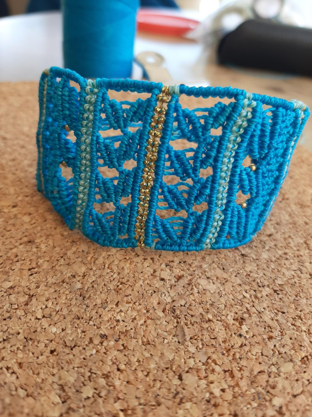 Bracelet manchette en macramé turquoise. Perles dorées 