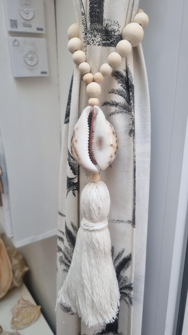 Embrasse coquillage tigris pompon beige 