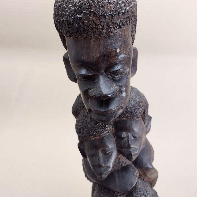 Tanzania | &#039;Levensboom&#039; Sculptuur Houtsnijwerk Makonde Ujamaa Familie 7 Karakters (diepte 11 | hoogte 33 | breedte 10 cm) in bruin | Vintage