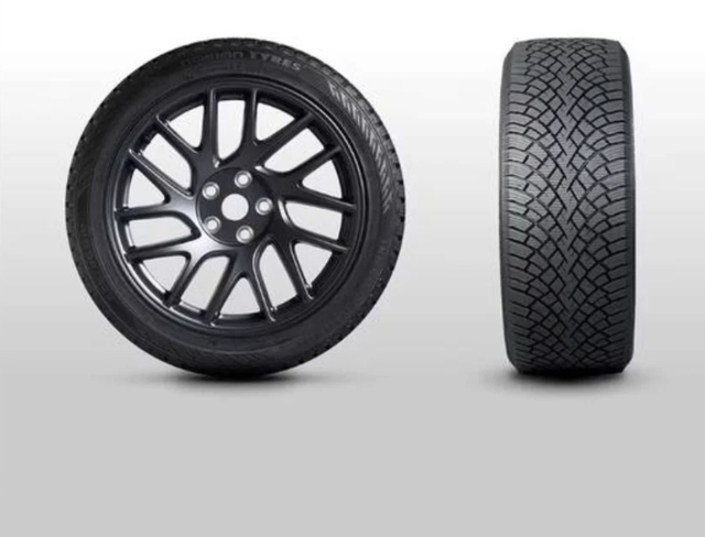 Poistotuote: Model 3:n 18” Photonin-vanne- ja Nokian kitkarengaspaketti