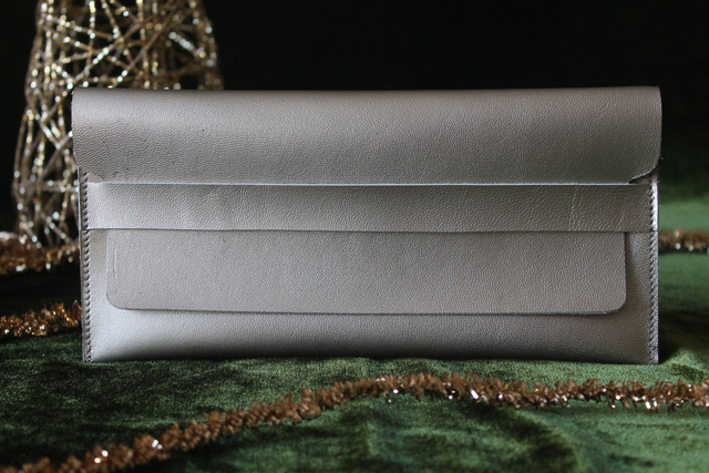 Etui à lunettes plat, cuir veau doré, fermeture à rabat avec bride et le logo peint couleur blanc à l’intérieur