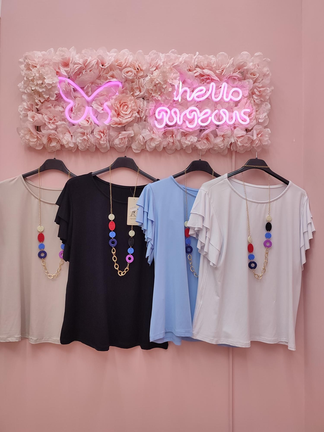 T-shirt rouche con collana 