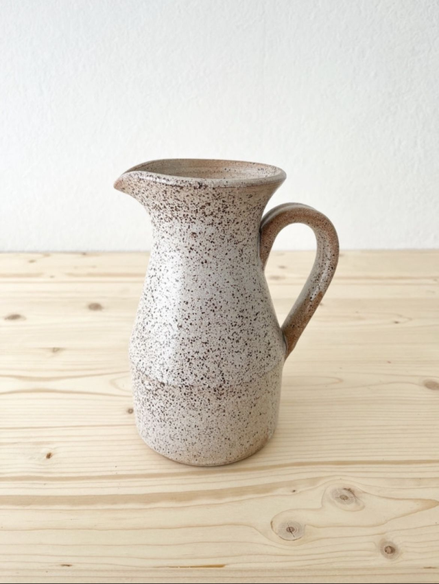 Pichet en grès moucheté