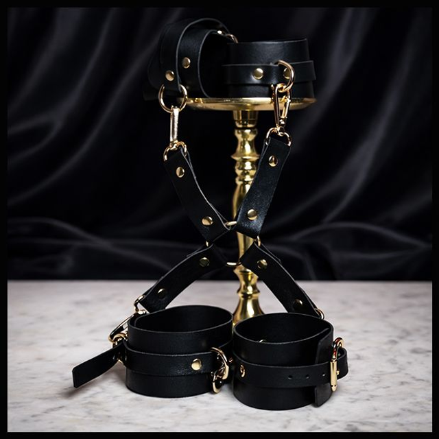 Ensemble menottes poignets et cheville Captive - Accessoire issu de mon dressing photo
