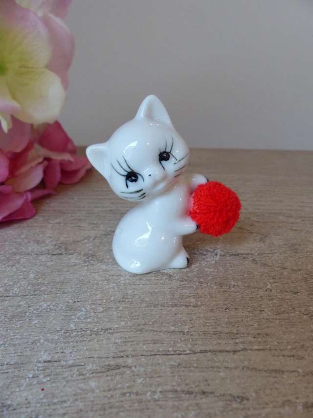 Figurine miniature de chat en céramique blanc avec pompon rouge, figurine de chaton joueur espiègle avec boule de peluche rouge