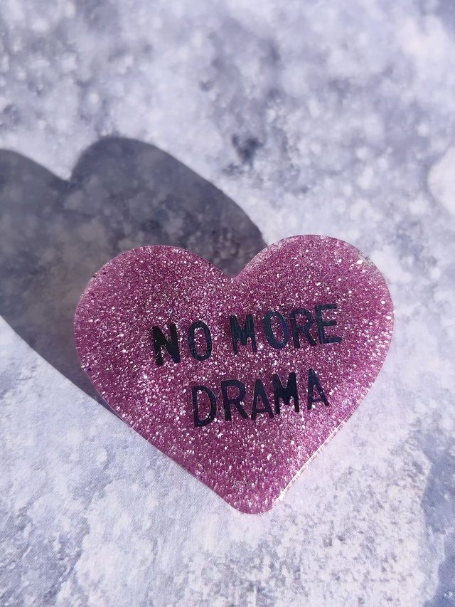 Broche cœur à paillettes - message : NO MORE DRAMA
