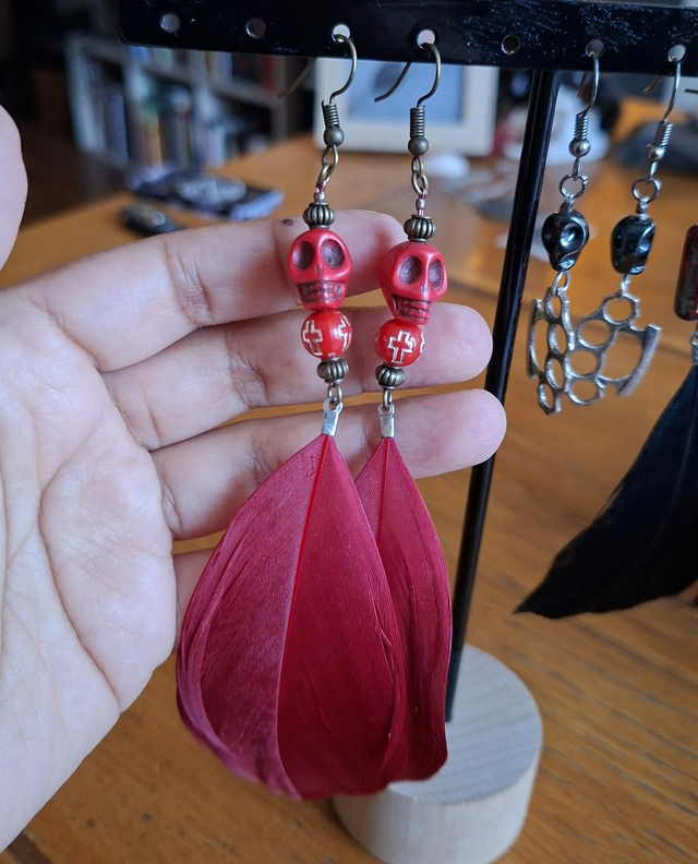 Boucles d&#039;oreilles crâne plume croix chrétienne rouges