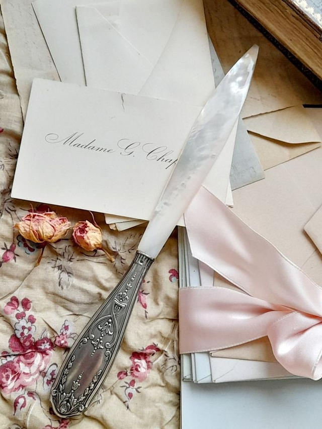 Coupe-papier ancien en nacre et métal argenté