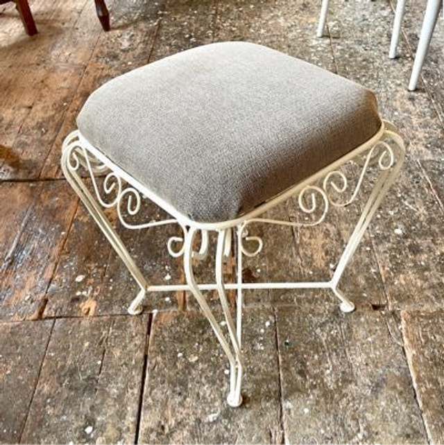 Weißer Hocker Boudoir Vintage handgeschmiedet 