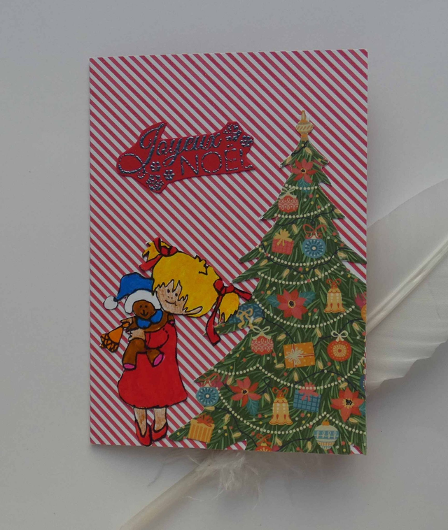 La fillette chantant devant le sapin