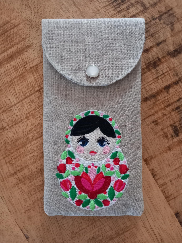 Etui à  lunettes ou pochette téléphone ,en lin brodé, doublé molletonné  . modèle Babouchka. Créations artisanales dans mon atelier à Uzès,France.