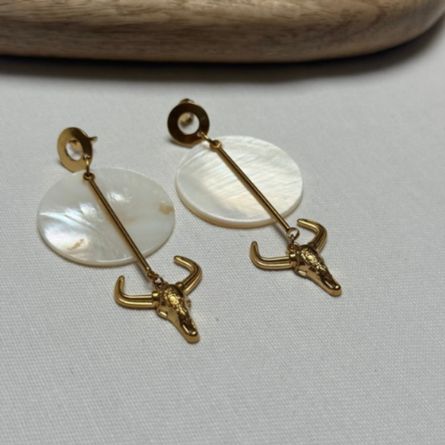 Boucles d'oreilles nacre, tête de buffle