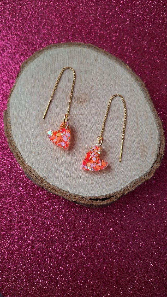Boucles d'oreilles à enfiler dorées cœurs asymétriques paillettes Corails/blanches et encre à alcool dorée/orangée