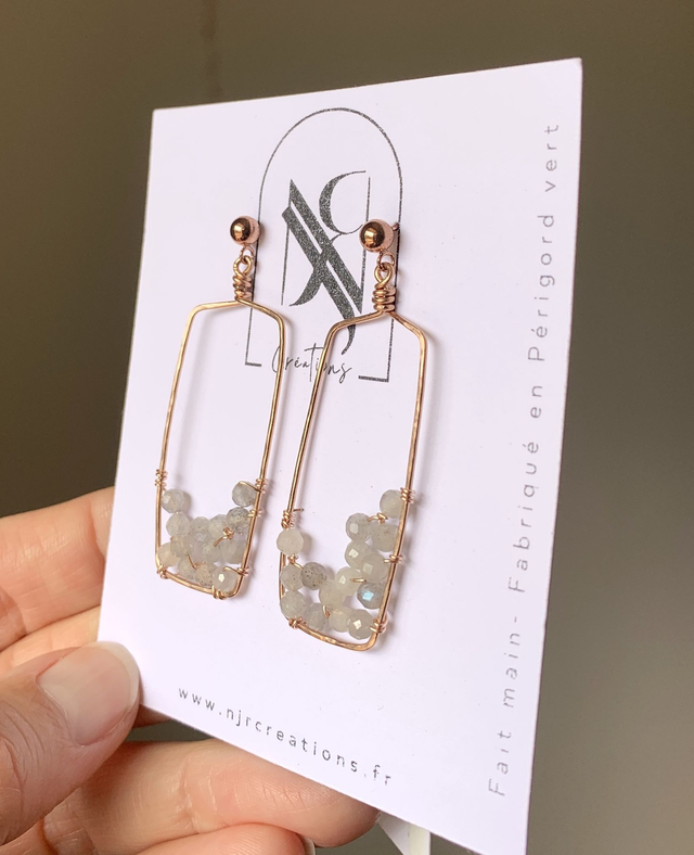 Boucles d'oreilles martelées, en or rose laminé (Goldfilled) , habillées de Labradorites naturelles