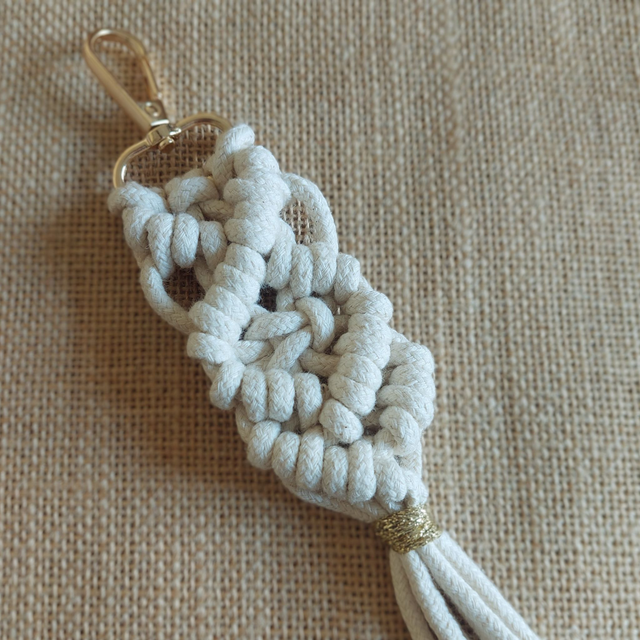 Bijou de sac en macramé blanc cassé – mousqueton doré, 100 % coton, fait main