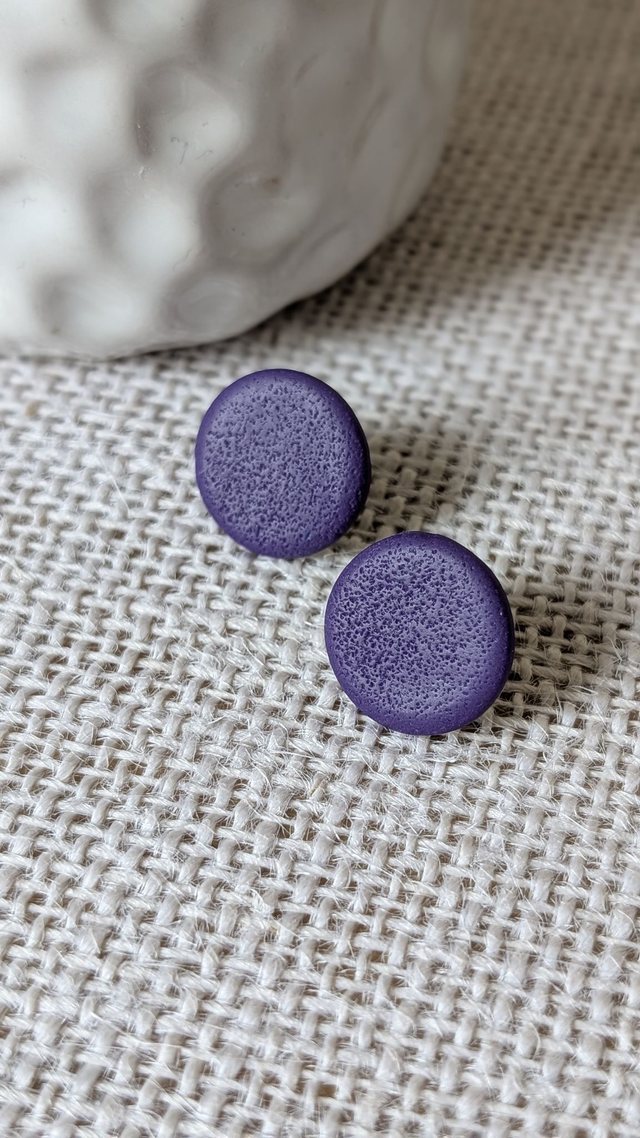 Boucles d&#039;oreilles mauves en pâte polymère