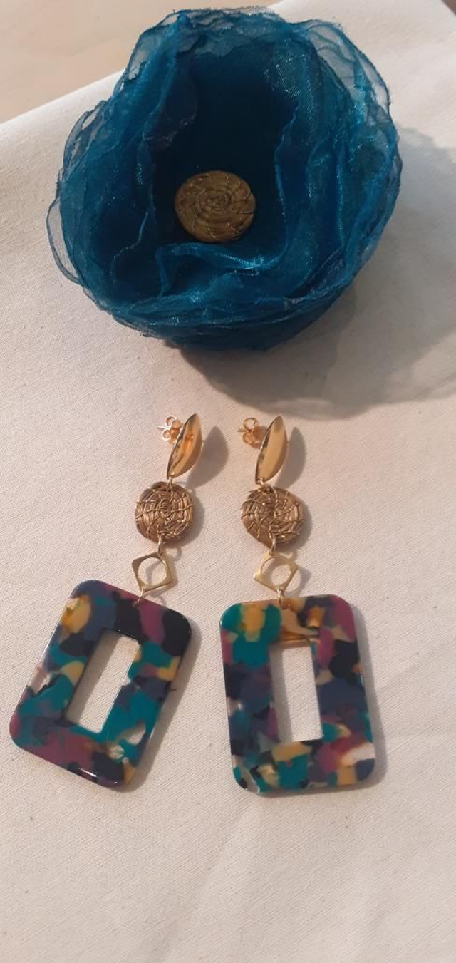 Boucles longues ornées d'un mini mandala en or végétal et bases écailles de tortue multicolores 