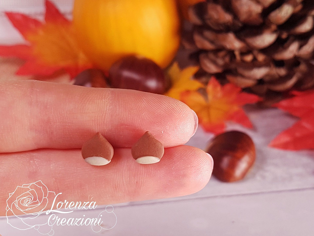 Orecchini a lobo artigianali castagna, modellata e dipinta a mano in argilla polimerica