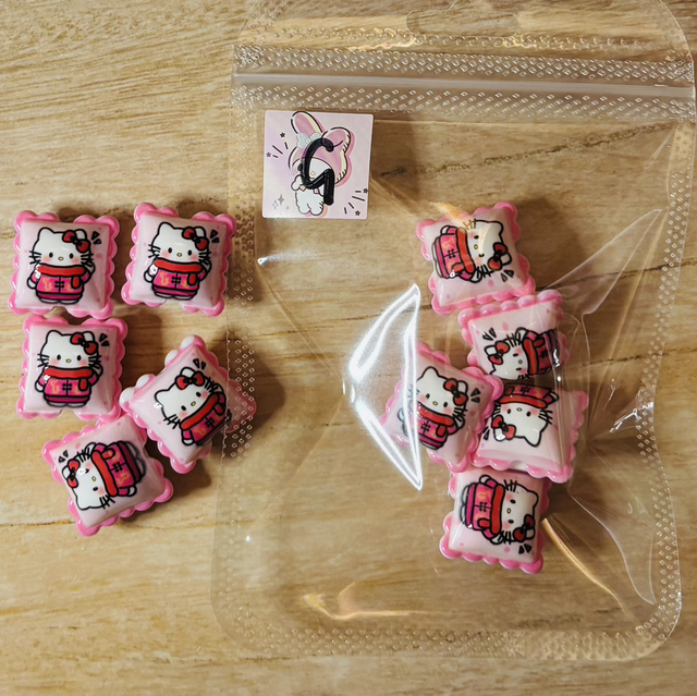 G- 5 Hello Kitty themed pillow beads