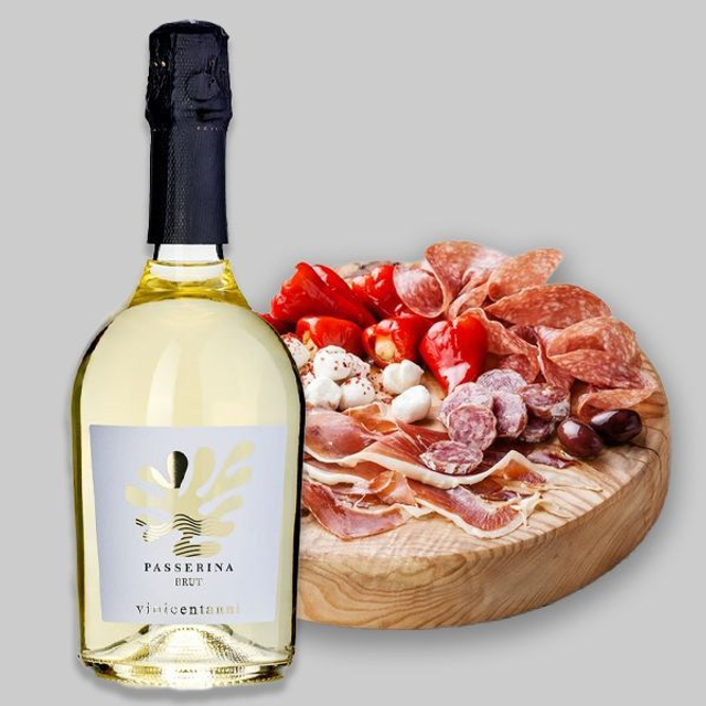 Bottiglia di Vino Bollicine del nostro territorio e degustazione di formaggi e salumi tipici in camera