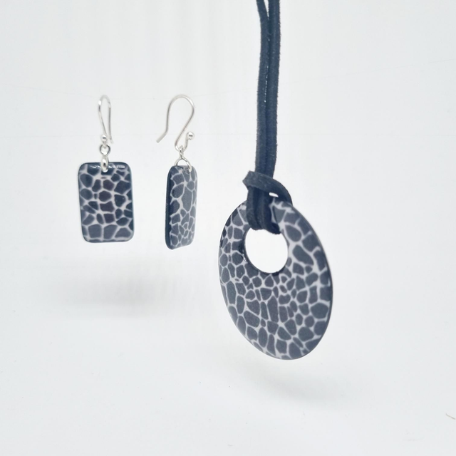 Parure boucles pendentif noir et blanc 