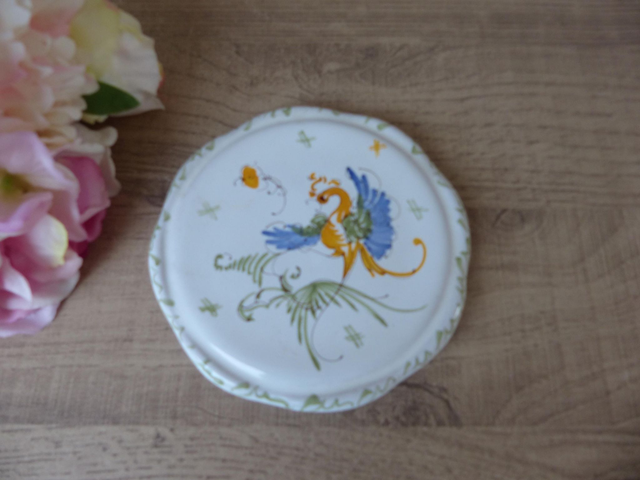 Dessous de Plat en Faïence de Moustiers Signé J.Mathieu – Motif Héron Peint à la Main, Élégance Artisanale Française Vintage