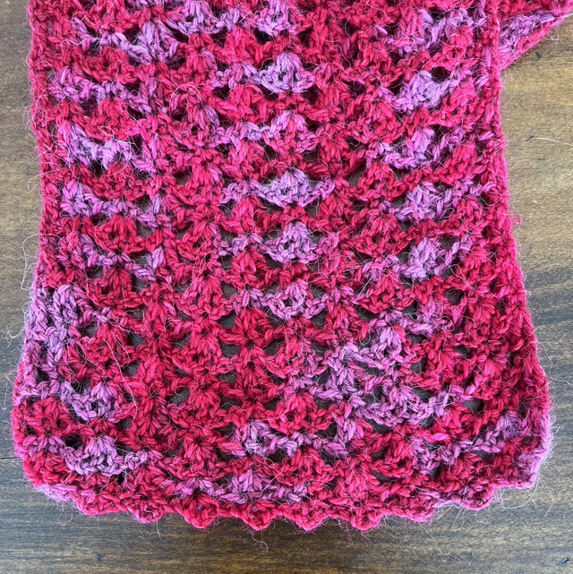 Echarpe au crochet rose framboise