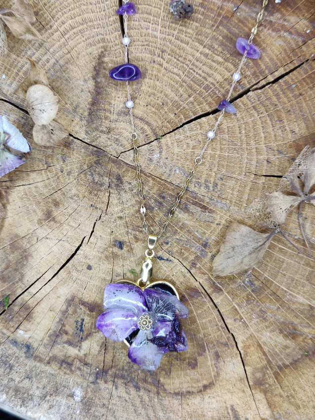 Fleur d'hortensia en relief et son papillon violine, collier en pierre naturelle 