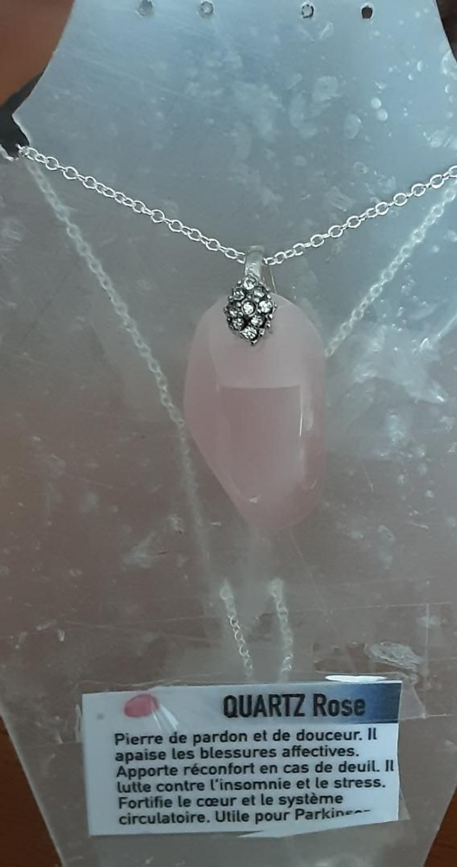 Quartz rose pierre roulée avec chaîne 