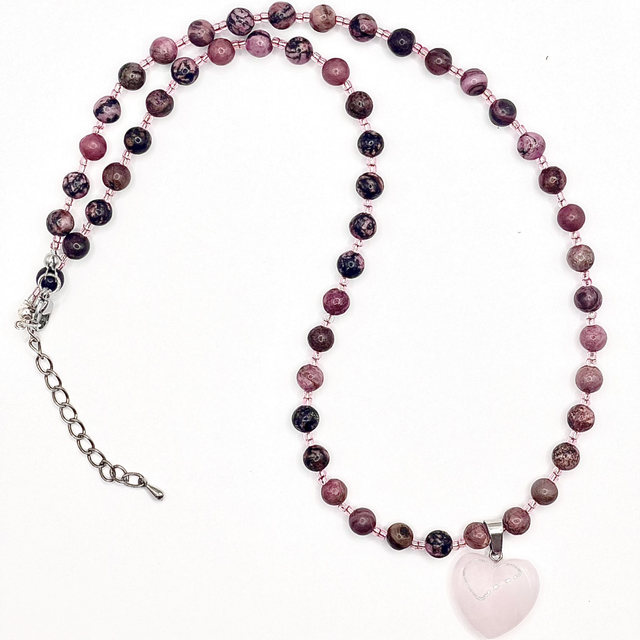 C45 - Collier perles rhodonite pendentif cœur quartz rose