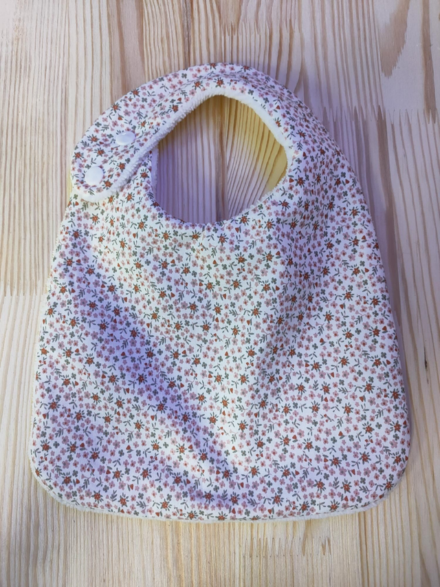 MALAU_WEB023 Bavoir petites fleurs