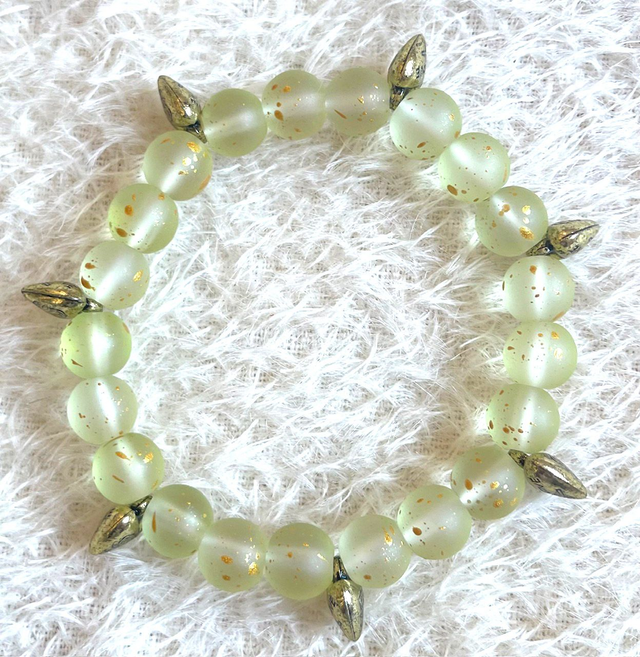 B41 - Bracelet perles verre ton vert et inter perles métal