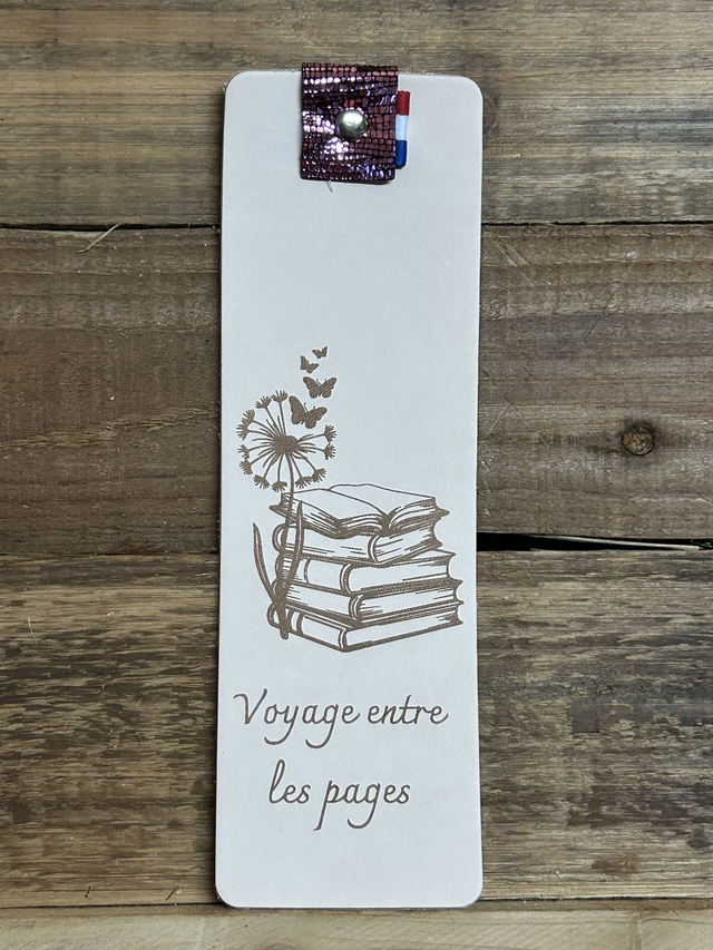 Marque page en cuir "Voyage entre les pages"