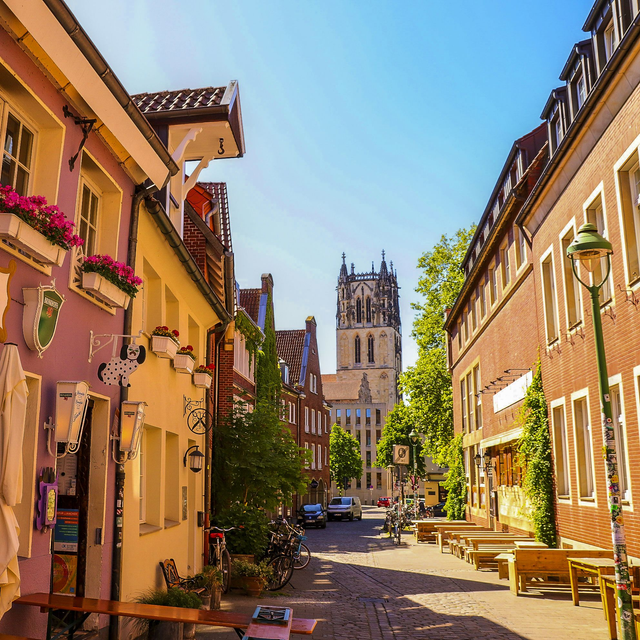 Straße mit Blick zum Kirchturm