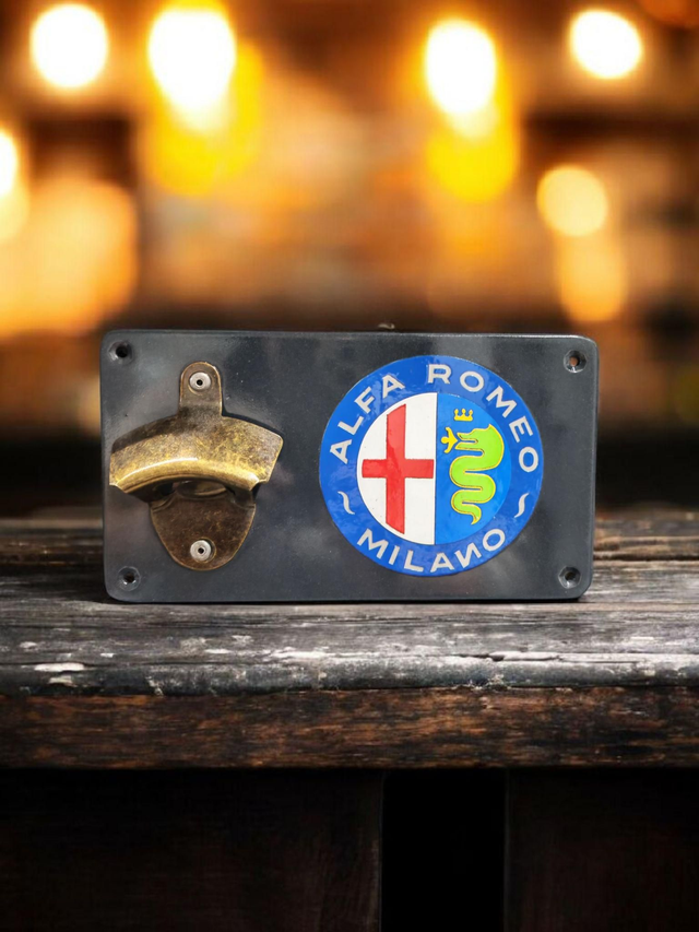 Décapsuleur Mural Alpha Roméo gris