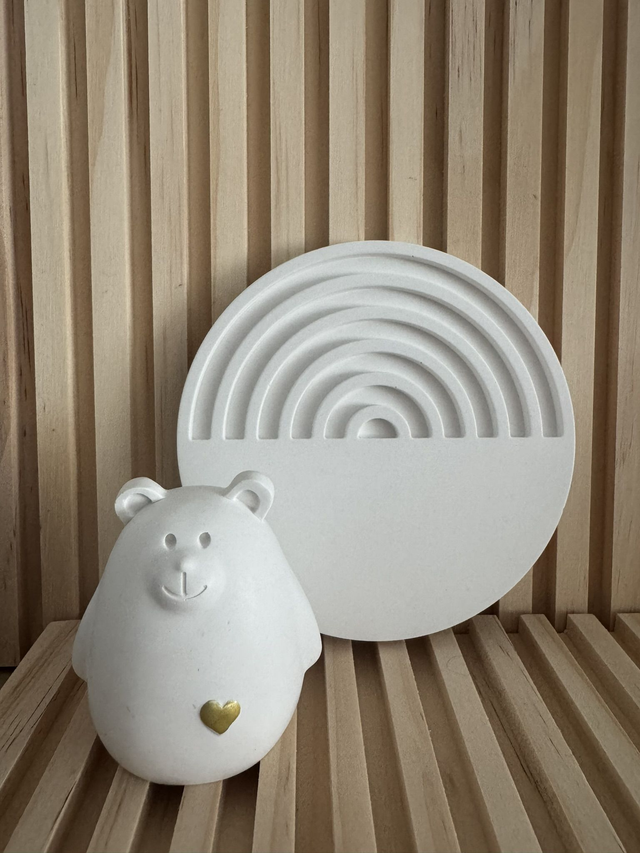 Bär in weiß mit goldenem Herz ohne und mit Untersetzer ( Duftstein)