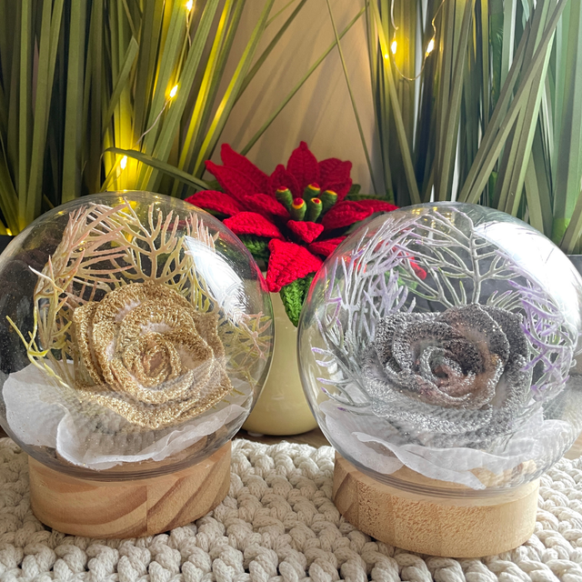 Szydełkowy stroik świąteczny w kuli - róża