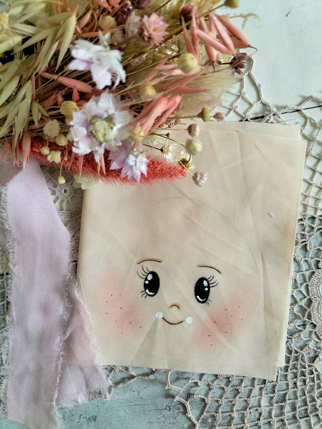 Rosto de boneca pequeno