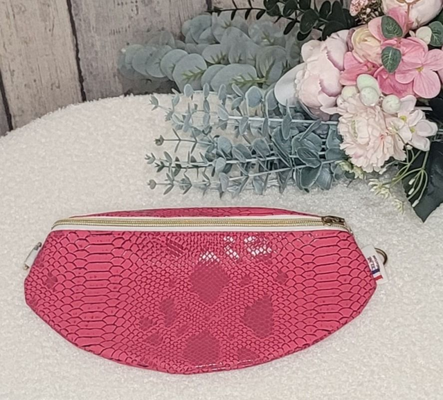 Sac banane simili cuir python fushia