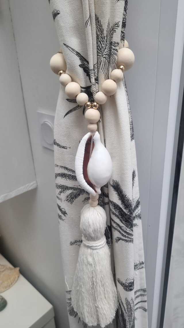 Embrasse coquillage ovula pompon beige 