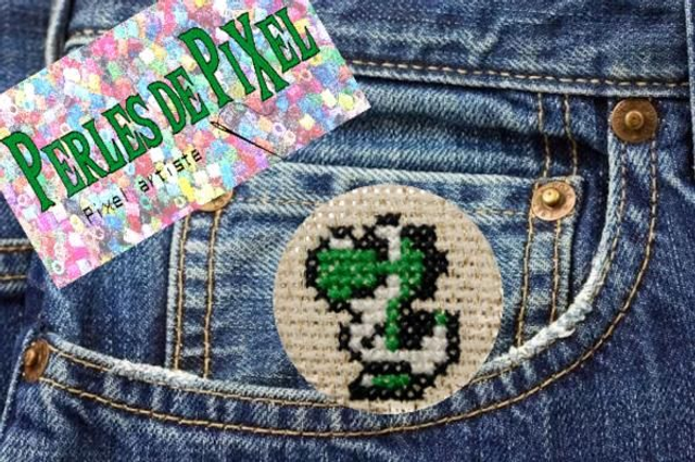 Y0shi mini Badge ou porte clé brodé à la main Pixel art 