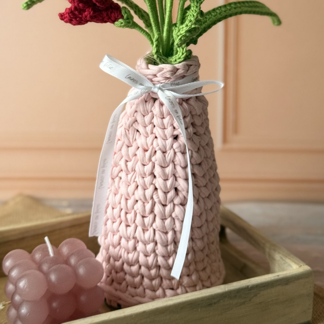 Vase en crochet rose