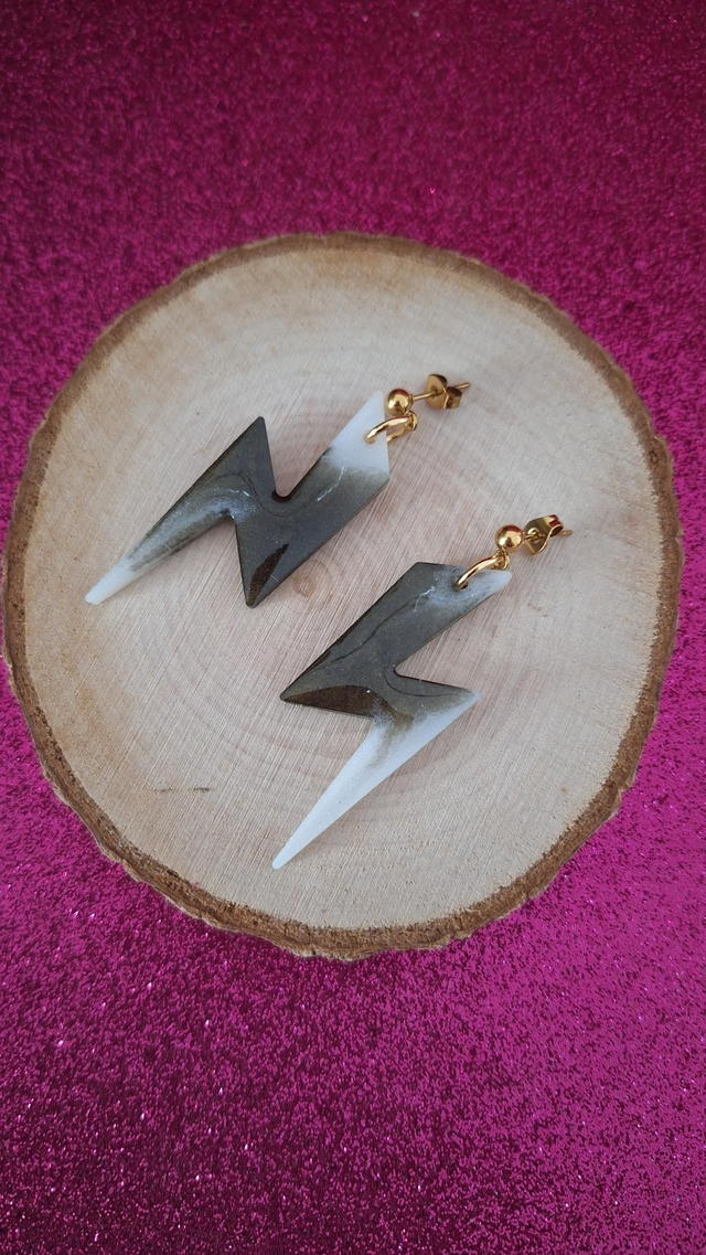 Boucles d&#039;oreilles dorées éclairs kaki et blanc