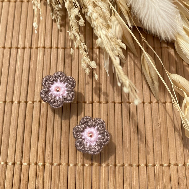 Puces d’oreilles Fleurettes ~ Taupe / Rose