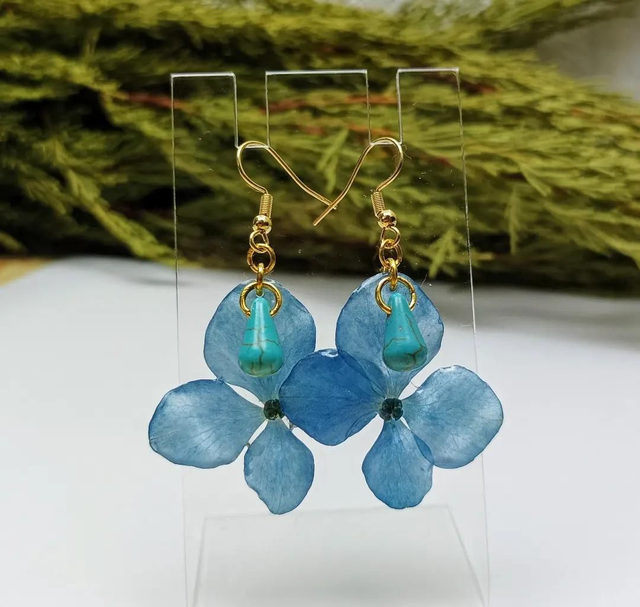 Boucles d&#039;oreilles d&#039;hortensia avec véritable pierre turquoise