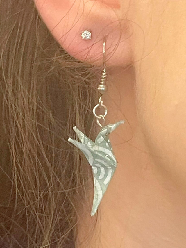 Boucles d'oreilles courtes "Colibri" motifs vagues de couleur bleue ciel