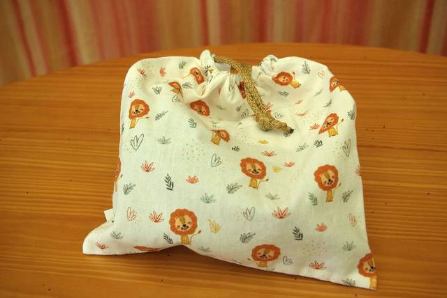 910.01- Sac à doudou &quot;lion&quot; L22 x H25 cm avec cordon