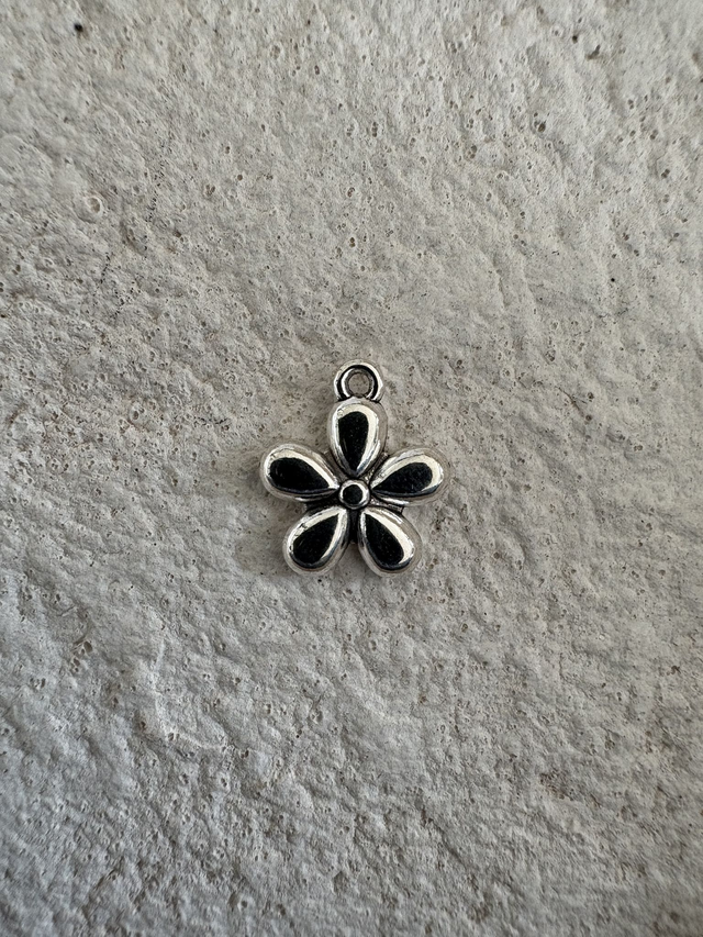 Charm Fleur argentée