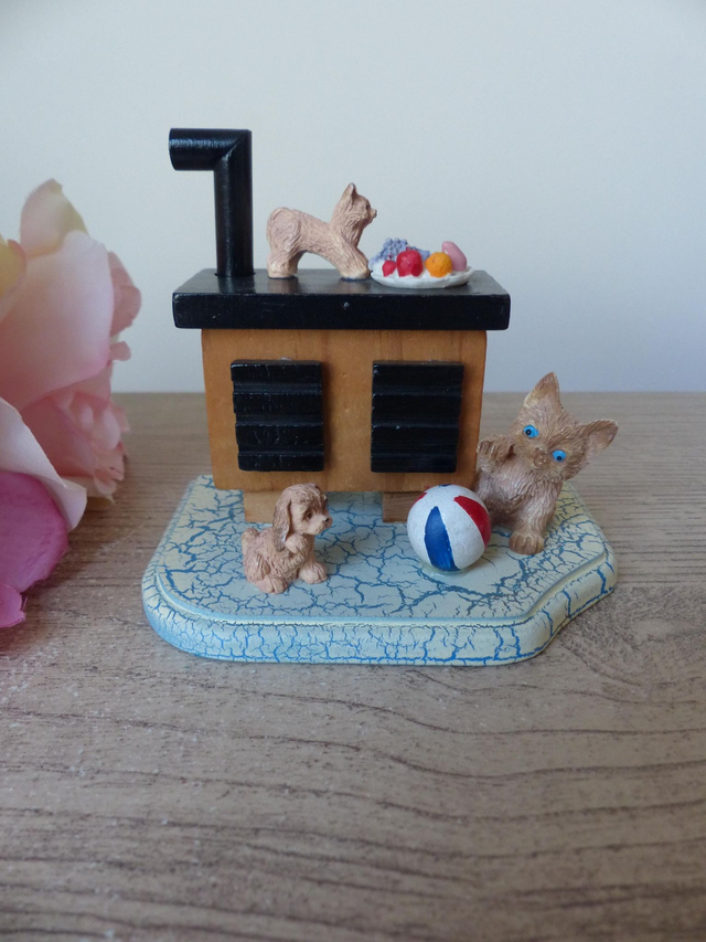 Figurine petits animaux espiègles joueurs sur cuisinière, décor scène de vie intérieur maison, objet de collection, cadeau amie soeur mère