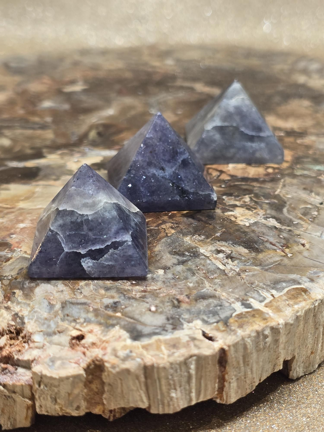 Cordiérite forme pyramide 